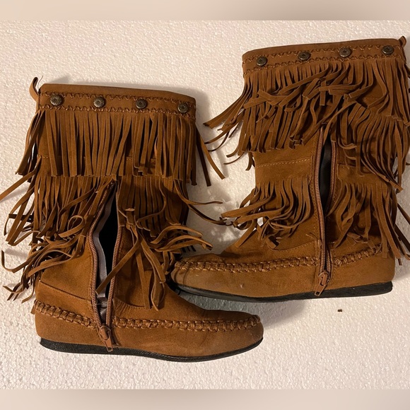Size 3M Hot Cakes brown fringed flat boots. Super cute. Back to school style! - Picture 7 of 7